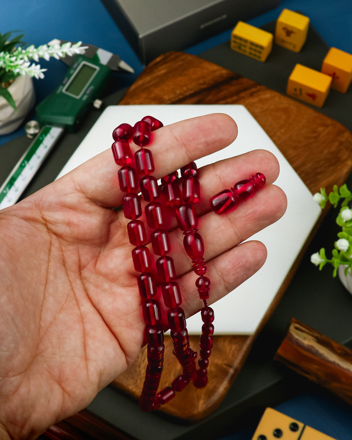 مسباح أحمر شفاف بتمليكه